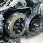 Hệ thống ly hợp (côn) xe máy hoạt động ra sao?