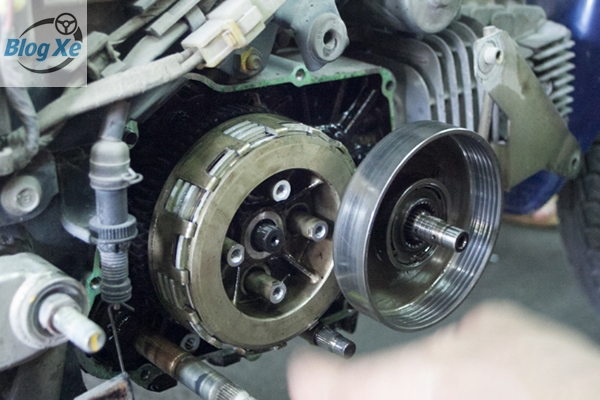 Hệ thống ly hợp (côn) xe máy hoạt động ra sao?